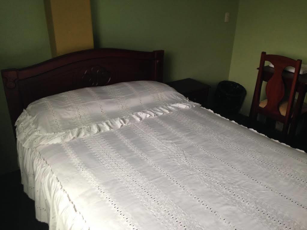 Hostal Los Lirios Loja Eksteriør bilde