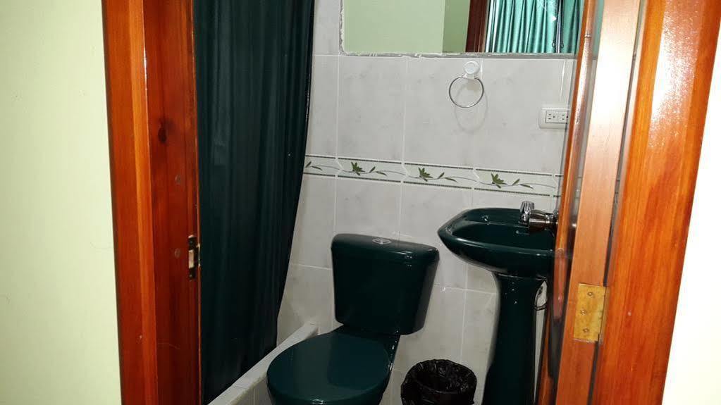 Hostal Los Lirios Loja Eksteriør bilde