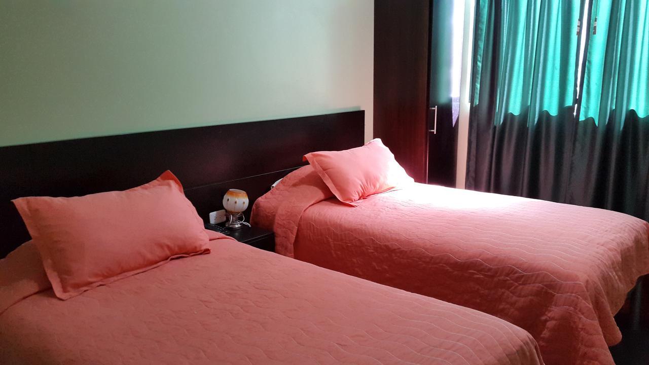 Hostal Los Lirios Loja Eksteriør bilde