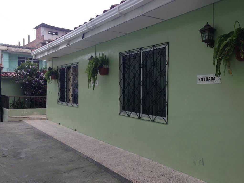 Hostal Los Lirios Loja Eksteriør bilde
